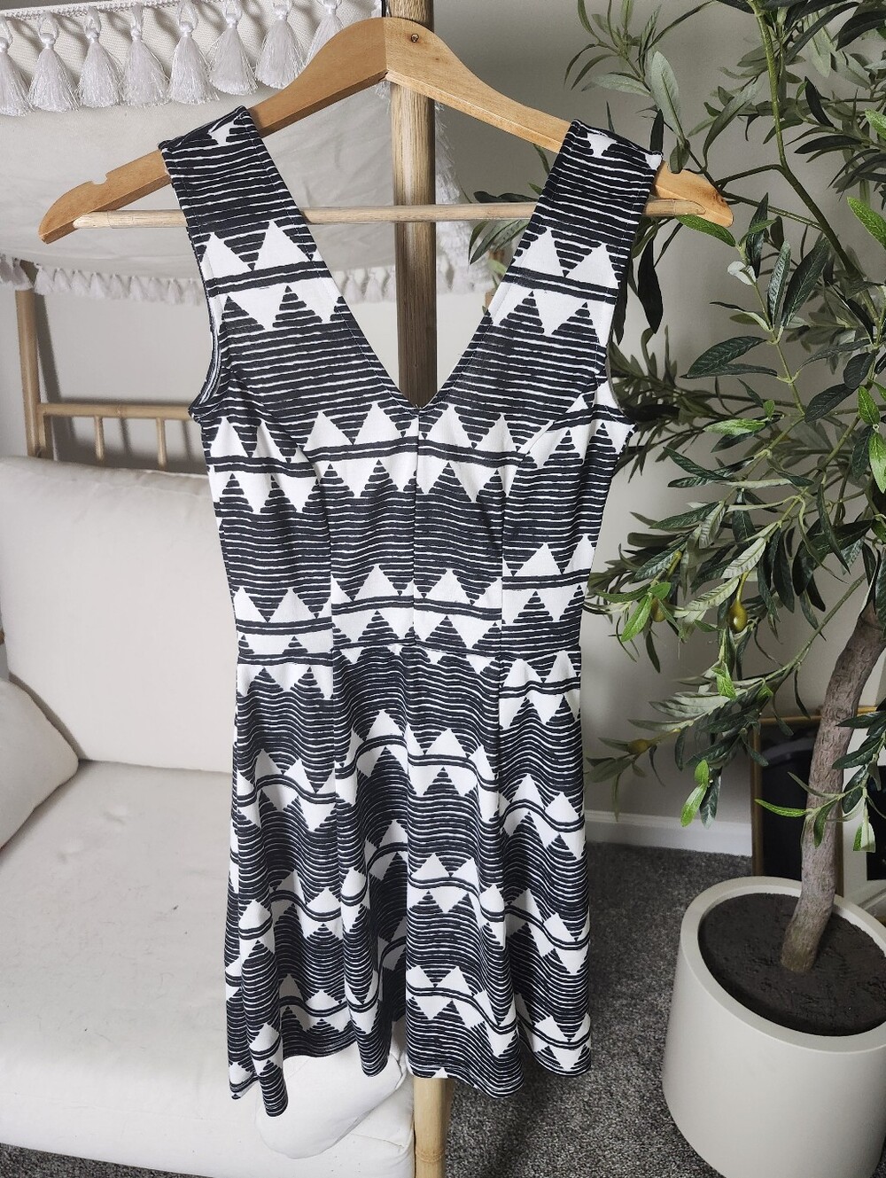 H&M XS Black & White Geometric V‑Neck Fit and Flare Dress